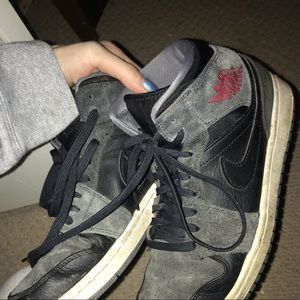Black and grey Jordan 1s size 8